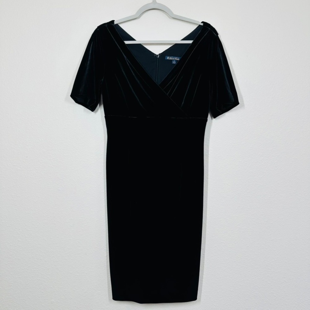 Brooks Brothers Women's Size 8 Black Velvet V-Neck Sheath Dress Romantic LBD
